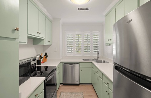Saint Simons Island Condo | Charming Condo Across the Street from the Beach
