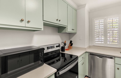 Saint Simons Island Condo | Charming Condo Across the Street from the Beach