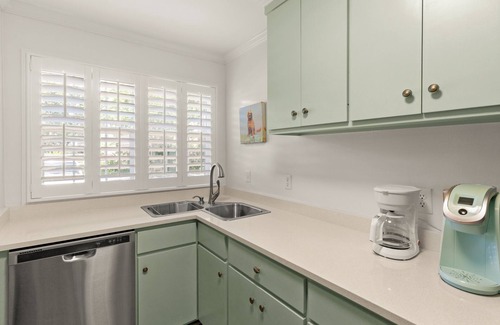 Saint Simons Island Condo | Charming Condo Across the Street from the Beach