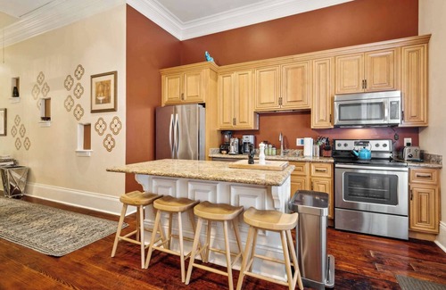 Lower Garden District Apartment | Charming Condo w Patio off Magazine St 2br|1ba