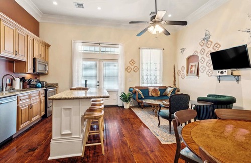Lower Garden District Apartment | Charming Condo w Patio off Magazine St 2br|1ba