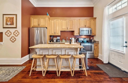 Lower Garden District Apartment | Charming Condo w Patio off Magazine St 2br|1ba