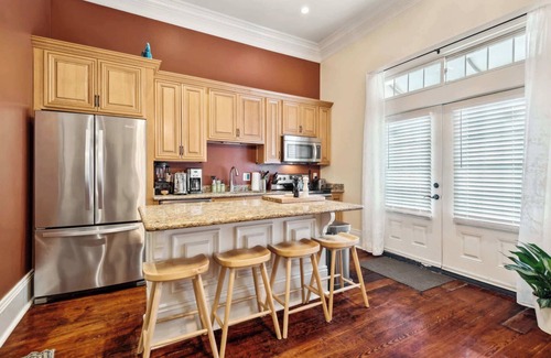 Lower Garden District Apartment | Charming Condo w Patio off Magazine St 2br|1ba