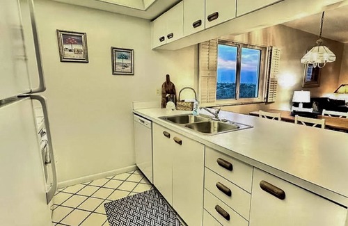 Bonita Shores Condo | Charming condo with amazing gulf views & screened lanai