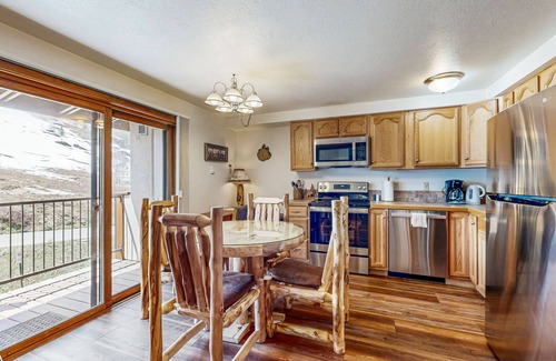 Crested Butte Condo | Charming Condo with Indoor Pool and Hot Tub - On Bus Line Half-Mile to Slopes