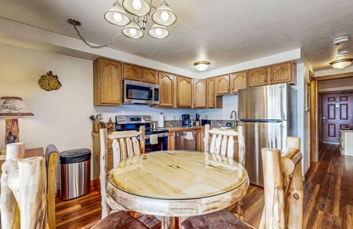 Crested Butte Condo | Charming Condo with Indoor Pool and Hot Tub - On Bus Line Half-Mile to Slopes