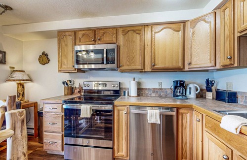 Crested Butte Condo | Charming Condo with Indoor Pool and Hot Tub - On Bus Line Half-Mile to Slopes