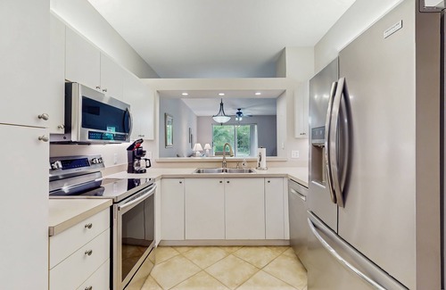 Naples Condo | Charming condo with screened lanai, wifi & access to outdoor community pool