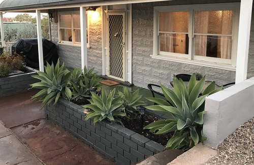 Broken Hill Cottage | 🏡 Charming Cosy Cottage IN Quiet North Location - Family, PET & Work Friendly