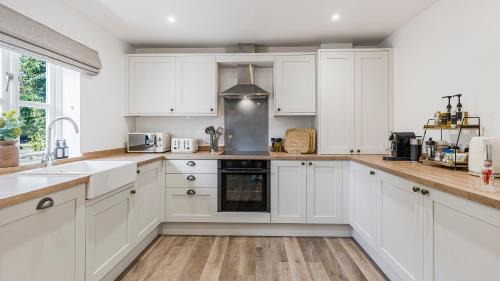 Lechlade House | Charming Cotswolds 2-bed cottage with garden & private parking, perfect for getaways