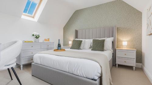 Lechlade House | Charming Cotswolds 2-bed cottage with garden & private parking, perfect for getaways