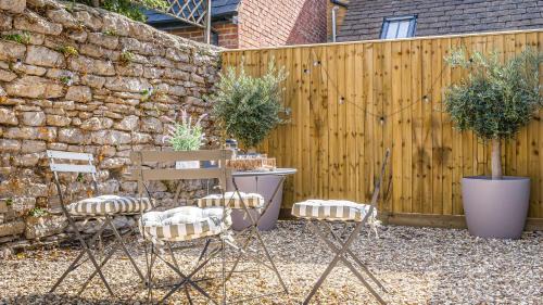 Lechlade House | Charming Cotswolds 2-bed cottage with garden & private parking, perfect for getaways