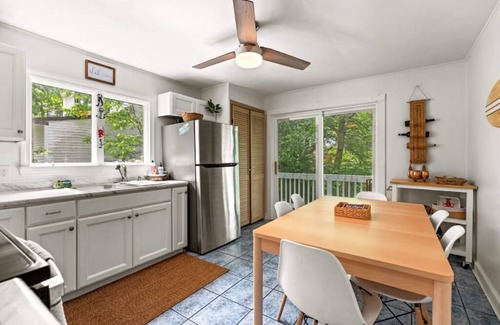 Old Orchard Beach Cottage | Charming cottage short walk to beach!