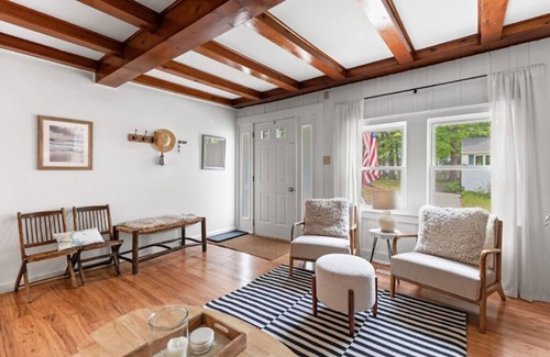 Old Orchard Beach Cottage | Charming cottage short walk to beach!
