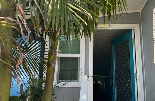 Huntington Beach Cottage | Charming cottage, 2 min walk to sand Huntington Beach with AC, WiFi, Pool, Gym.