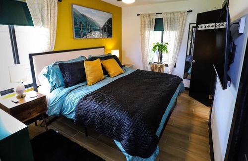 Croissant Park Cottage | Charming Cottage close to Downtown FTL!