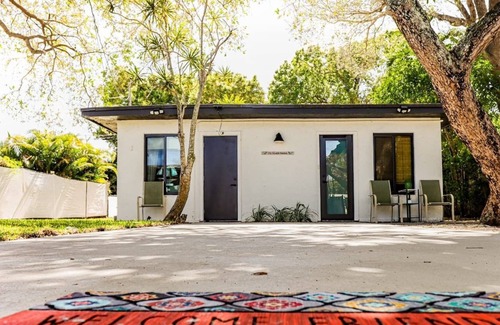 Croissant Park Cottage | Charming Cottage close to Downtown FTL!