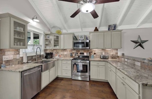 Fredericksburg House | Charming Cottage-3 Mins to Downtown-Pet Friendly!