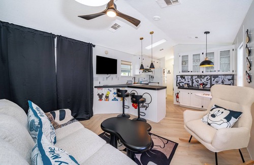 Kissimmee Cottage | Charming cottage 10 mins to Disney, Pool, Mini Golf, Fitness room and more!