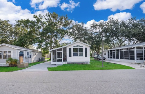 Kissimmee Cottage | Charming cottage 10 mins to Disney, Pool, Mini Golf, Fitness room and more!