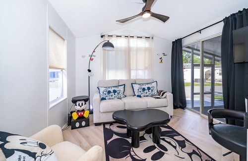 Kissimmee Cottage | Charming cottage 10 mins to Disney, Pool, Mini Golf, Fitness room and more!