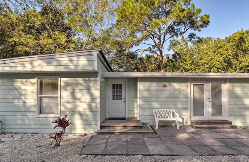Ridge Wood Heights Cottage | Charming Cottage ~ 5 Miles to Siesta Key Beach!