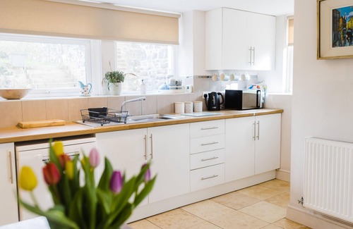 Manorbier Cottage | Charming Cottage, 5 Minute Walk to the beach, free passes to the Castle