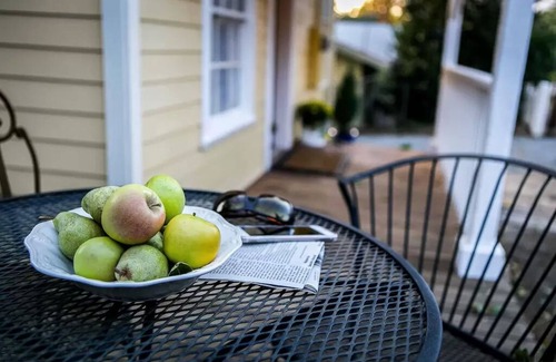 Julian Cottage | Charming cottage.A 1 minute walk to Main Street. Shops, Restaurants and more.