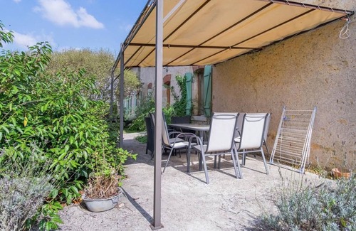 Giroux Cottage | Charming Cottage Amidst Nature with Pool & Tennis Access