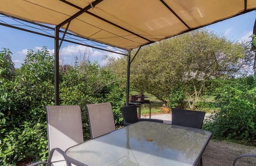 Giroux Cottage | Charming Cottage Amidst Nature with Pool & Tennis Access