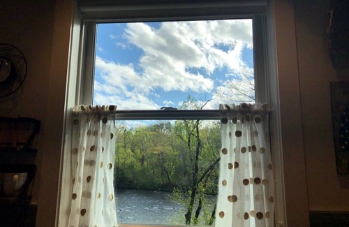 Hot Springs Cottage | Charming Cottage- Away from it all on the river!