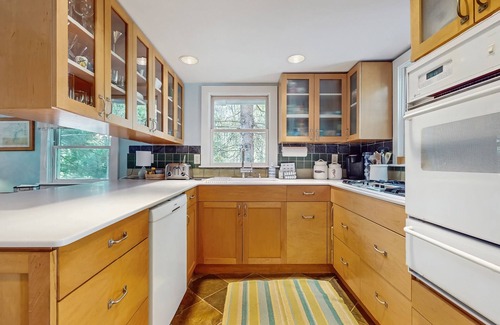 Ogunquit - Wells Cottage | Charming Cottage Close to Beaches with a Relaxing Patio and Nearby Attractions