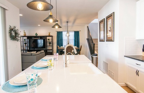 The Pinery House | Charming Cottage EV Charging + Huge Yard