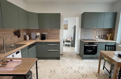 Wallers Cottage | Charming Cottage for 8 with Garden, EV Charger, and Modern Amenities in Scenic Regional Park