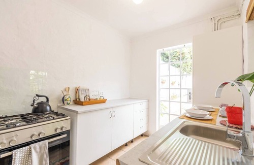 Greater Johannesburg Metropolitan Area Cottage | Charming cottage in terrific Johannesburg with WiFi
