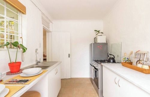 Greater Johannesburg Metropolitan Area Cottage | Charming cottage in terrific Johannesburg with WiFi