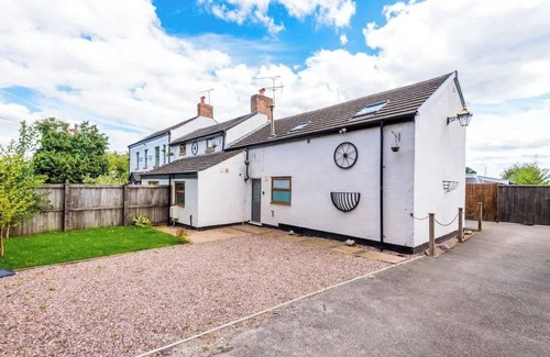 Chorlton-by-Backford Cottage | Charming cottage, ideal for Families, Free Parking