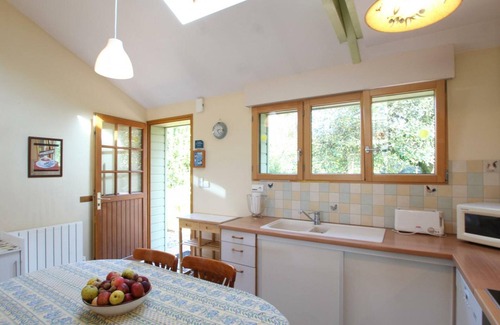 Le Parc Cottage | Charming cottage in Braffais with private garden and pets allowed