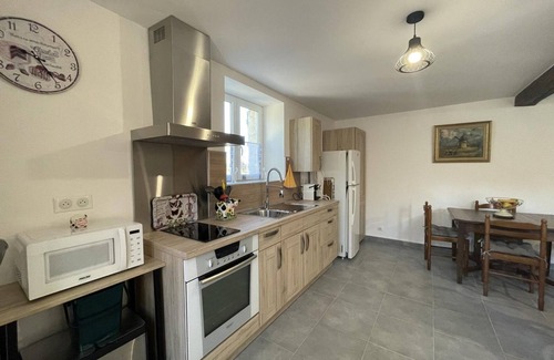 Bellenaves Cottage | Charming cottage in Bellenaves, pets allowed, parking, nature