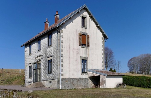 La Montagne Cottage | Charming cottage in La Montagne with fireplace, pets allowed