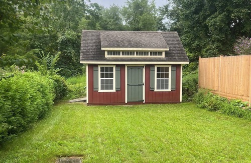 Stony Creek Cottage | Charming cottage in peaceful Stony Creek, walk to shoreline & park