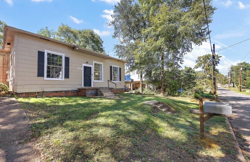 Nacogdoches House | Charming Cottage in historic Nacogdoches. Steps away from the brick streets!