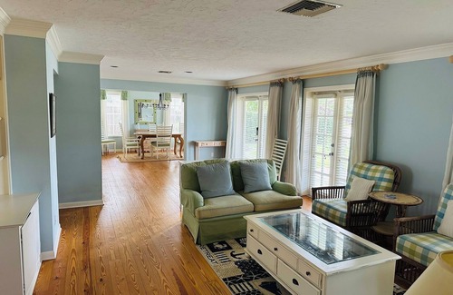 Central Beach House | Charming cottage in great location east of A1A