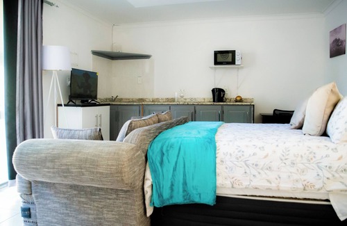 Greater Johannesburg Metropolitan Area Cottage | Charming cottage in lovely Roodepoort with WiFi access