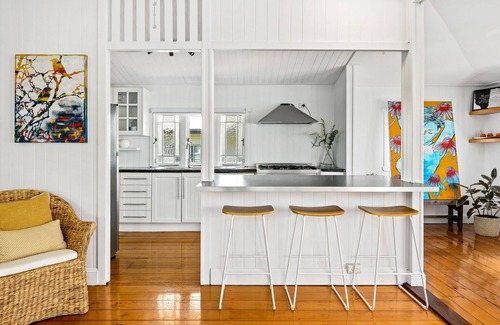Milton House | Charming Cottage Milton Quiet St Walk Suncorp Tropical Outlook free car park.