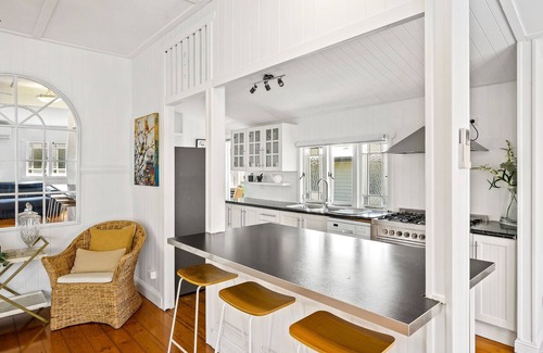 Milton House | Charming Cottage Milton Quiet St Walk Suncorp Tropical Outlook free car park.