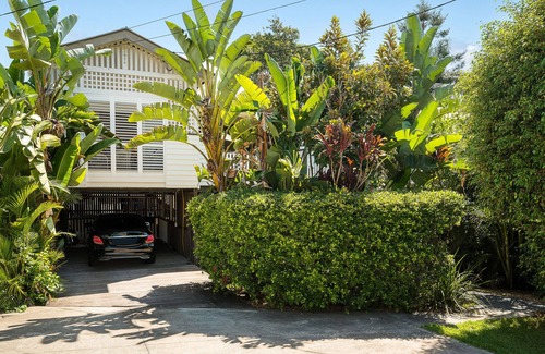 Milton House | Charming Cottage Milton Quiet St Walk Suncorp Tropical Outlook free car park.