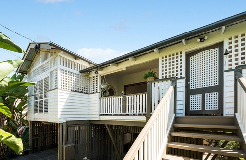 Milton House | Charming Cottage Milton Quiet St Walk Suncorp Tropical Outlook free car park.