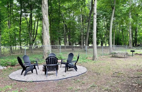 Waukazoo Woods House | Charming Cottage Near Downtown and Beach, 2 Kings/1 Queen