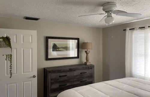 Historic Downtown Kissimmee House | Charming cottage near the lakefront in Kissimmee. walking to downtown amenities.